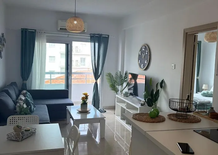 Lazuli Sea View Beachfront - Ap Finikoudes Appartement