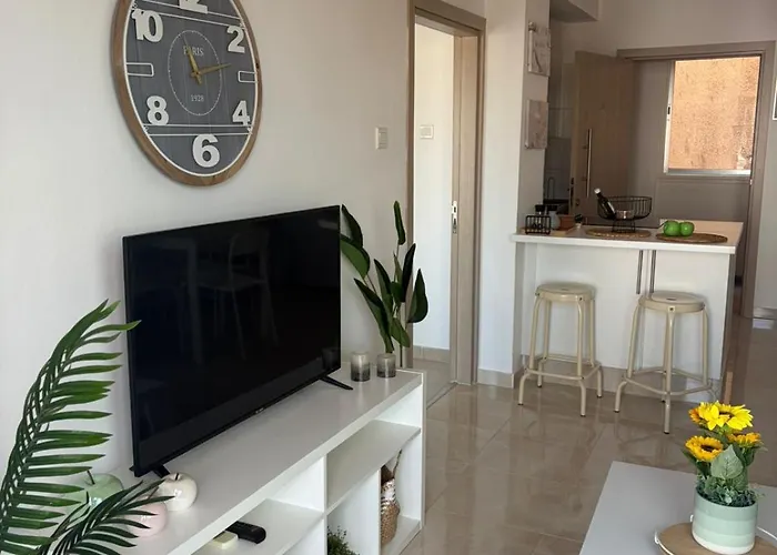 Lazuli Sea View Beachfront - Ap Finikoudes Appartement