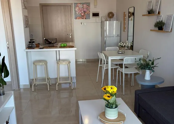 Lazuli Sea View Beachfront - Ap Finikoudes Larnaca