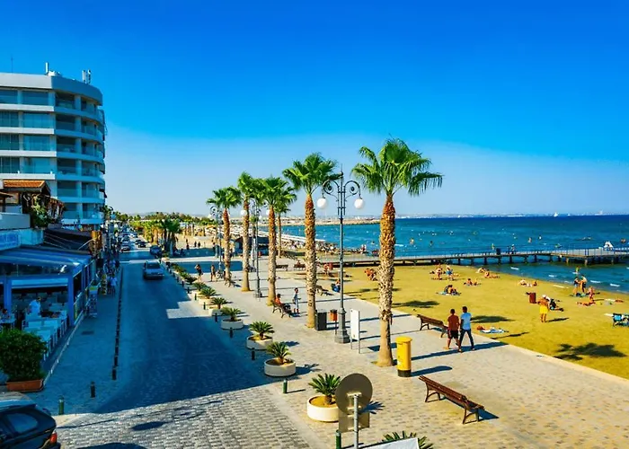 Lazuli Sea View Beachfront - Ap Finikoudes Appartement *